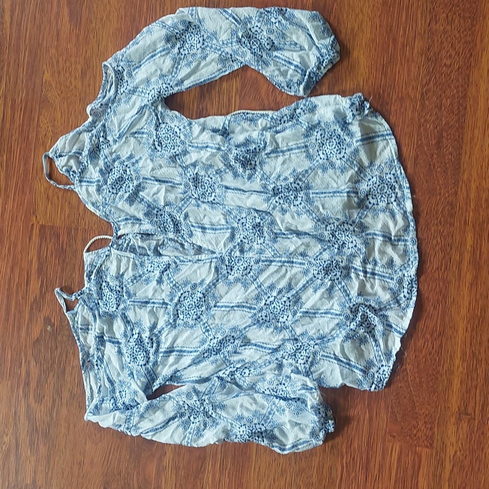 Cold‎ shoulder top - Picture 7 of 8